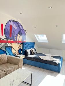 ein Wohnzimmer mit einem Bett und einem Wandgemälde in der Unterkunft Studio Apartments Central London in London