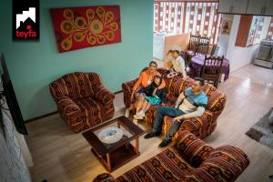 AtuntaquiTEYFA Hospedaje - Casa的一群坐在客厅沙发上的人