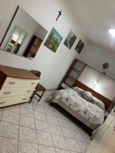 1 dormitorio con cama, tocador y espejo en La Libellula en Ortona