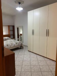 1 dormitorio con 1 cama y armarios blancos en La Libellula en Ortona
