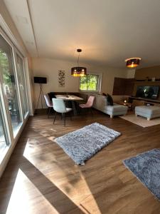 Posezení v ubytování Haus mit Sauna am Waldrand - Nähe Brombachsee Altmühlsee