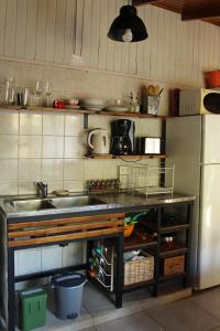 cocina con fregadero y nevera en Bungalow Pai-Pay 2 en San Carlos de Bariloche