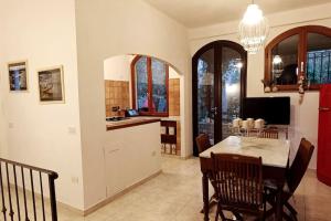 una cucina e una sala da pranzo con tavolo e sedie di Casa Mari a Castiglioncello