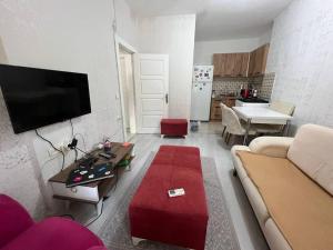 TV a/nebo společenská místnost v ubytování 3 odalı bahçeli bbQ Antalya kalbinde ev