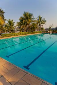 A piscina localizada em Hotel Lago do Sol ou nos arredores
