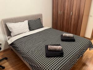 una camera da letto con un letto e due asciugamani di THE FIVE-Voždovac Apartment a Dušanovac (historical)