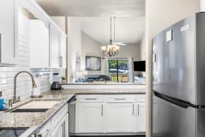 Kuchyň nebo kuchyňský kout v ubytování Branson Retreat, Pools, Hot Tub, Golf, Pickle Ball