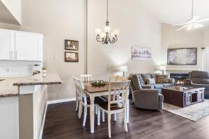 Kuchyň nebo kuchyňský kout v ubytování Branson Retreat, Pools, Hot Tub, Golf, Pickle Ball + 45 fotografií