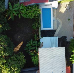 una vista aérea de una casa con un pájaro sentado en un edificio en Cabina Grande en Brasilito con piscina a 2 min caminando de playa brasilito, en Brasilito