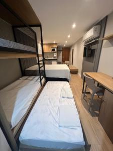 מיטה או מיטות קומותיים בחדר ב-BLUE SUNSET PREMIUM