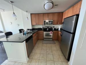 Cuisine ou kitchenette dans l'établissement Cozy 1BR Apartment In Downtown Silver Spring MD