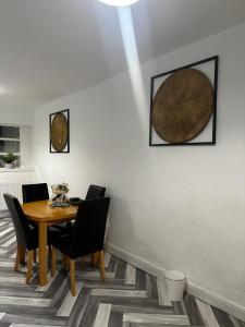 - une salle à manger avec une table et des chaises en bois dans l'établissement Le Crescent Lodge, Room Stay , Middlesbrough City, à Middlesbrough