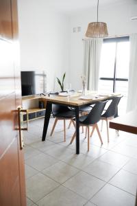 een eettafel en stoelen in een kamer bij HomeRental SF (departamentos céntricos en alquiler temporario) in Santa Fe