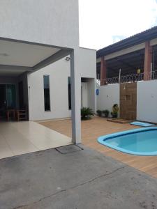 une terrasse avec une piscine dans une maison dans l'établissement Casa Almirante Premium, à Macapá