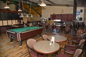 Τραπέζι μπιλιάρδου στο Canadas Best Value Inn Whitecourt