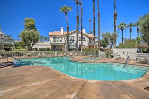 Bazén v ubytování Patio and Pool Access Stunning Palm Desert Townhome nebo v jeho okolí