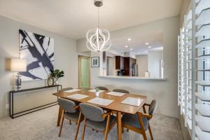 Kuchyň nebo kuchyňský kout v ubytování Patio and Pool Access Stunning Palm Desert Townhome