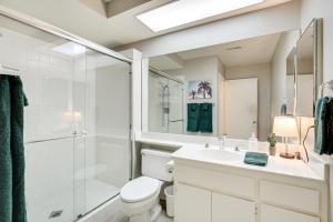 Koupelna v ubytování Patio and Pool Access Stunning Palm Desert Townhome