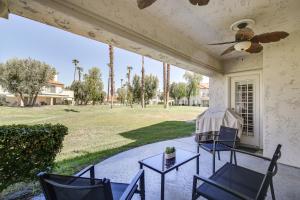 Zahrada ubytování Patio and Pool Access Stunning Palm Desert Townhome