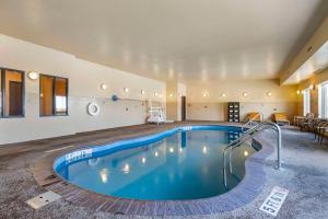 - une piscine au milieu d'une chambre d'hôtel dans l'établissement Sleep Inn & Suites, à Rapid City