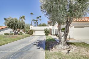 Zahrada ubytování Patio and Pool Access Stunning Palm Desert Townhome