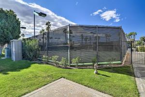 Zahrada ubytování Patio and Pool Access Stunning Palm Desert Townhome