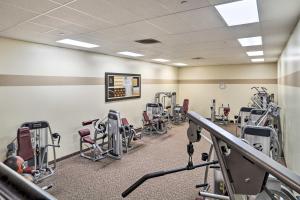 Fitness centrum a/nebo fitness zařízení v ubytování Patio and Pool Access Stunning Palm Desert Townhome