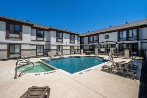 a swimming pool in front of a building at Quality Inn & Suites Irving DFW Airport South in Irving