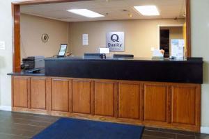 an empty waiting room with a cash register and a counter at Quality Inn Kingdom City, MO in Kingdom City