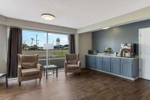 a living room with two chairs and a counter at Econo Lodge Cherry Point in Havelock