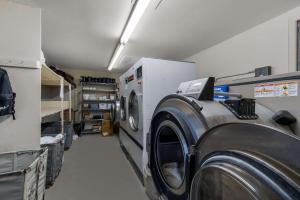 eine Waschküche mit Waschmaschine und Trockner in der Unterkunft Econo Lodge Cherry Point in Havelock