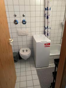 a bathroom with a toilet and a sink and a tub at FMA Ferienwohnung GD in Schwäbisch Gmünd