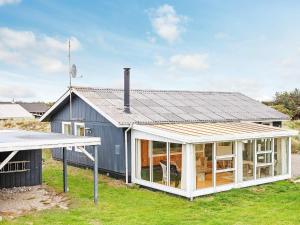 Torsted的住宿－Holiday home Thisted XL，金属屋顶和窗户的房子