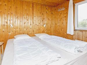 TorstedにあるHoliday home Thisted XLの木製の壁のドミトリールームのベッド1台分です。