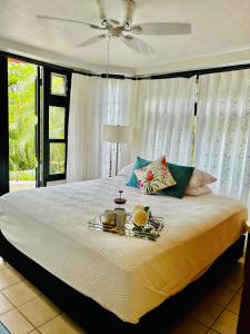 Un dormitorio con una cama con una bandeja de comida. en Villa La Fortuna en Altos del Maria en Sorá