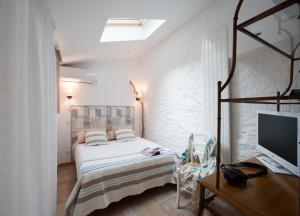 A bed or beds in a room at Hôtel la Bona Casa