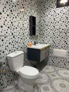 ein Badezimmer mit Toilette und Waschbecken in der Unterkunft Villa OMARI Situé à Saly Portudal Villa 2 Chambres bien équipés proche de tout in Saly Portudal