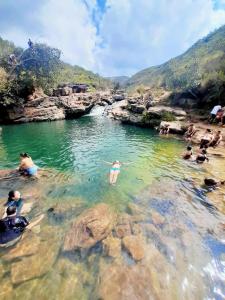um grupo de pessoas nadando em um rio em Casa Ecológica Madre Tierra em Curití