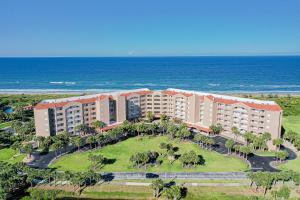 una vista aerea di un resort con l'oceano sullo sfondo di Ocean view condo with pool access, WiFi, & central AC - snowbirds OK a Marineland