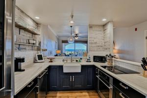 una grande cucina con lavandino e finestra di Ocean view condo with pool access, WiFi, & central AC - snowbirds OK a Marineland