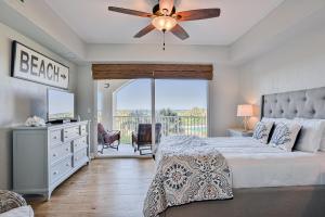 una camera da letto con un letto e un ventilatore a soffitto di Ocean view condo with pool access, WiFi, & central AC - snowbirds OK a Marineland Altre 23 foto
