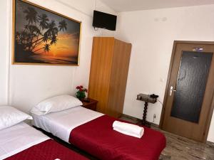 una camera d'albergo con due letti e una televisione di Venice Star House a Marghera