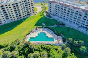 vista aerea di un edificio con campo da golf di Ocean view condo with pool access, WiFi, & central AC - snowbirds OK a Marineland