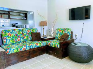 ein Wohnzimmer mit einem Sofa und einem Stuhl in der Unterkunft Casa Coccoloba in San Pedro