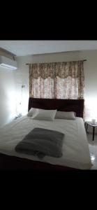 - une chambre avec un grand lit blanc et un rideau dans l'établissement El Rincón perfecto 2, 