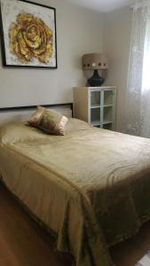 1 dormitorio con cama con almohada en Minden Cottage Getaway, en Minden