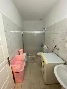 Koupelna v ubytování 3 odalı ful eşyalı Antalya’nın kalbinde ev