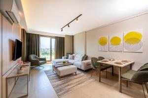 Casamax Suites في أنطاليا: غرفة معيشة مع أريكة وطاولة