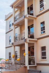 大灣的住宿－Skyline Suites Grenada，阳台上放着橙色气球的建筑