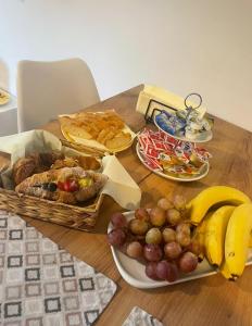 una mesa de madera cubierta con platos de comida y fruta en Le ballerine, en Crocetta
